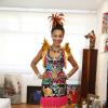 Sheron Menezzes gosta de Carnaval e este ano já saiu em alguns blocos. Nesta foto ela se arrumava para curtir o Bloco da Preta, no Rio