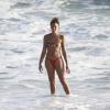 Sheron Menezzes foi flagrada recentemente durante um dia de praia exibiu o corpo magro