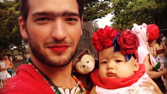Humberto Carrão se fantasia de Frida Kahlo para curtir bloco de Carnaval