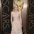  Cate Blanchett, eleita a Melhor Atriz pela Academia, usou um longo nude com pedrarias da Armani Privé  