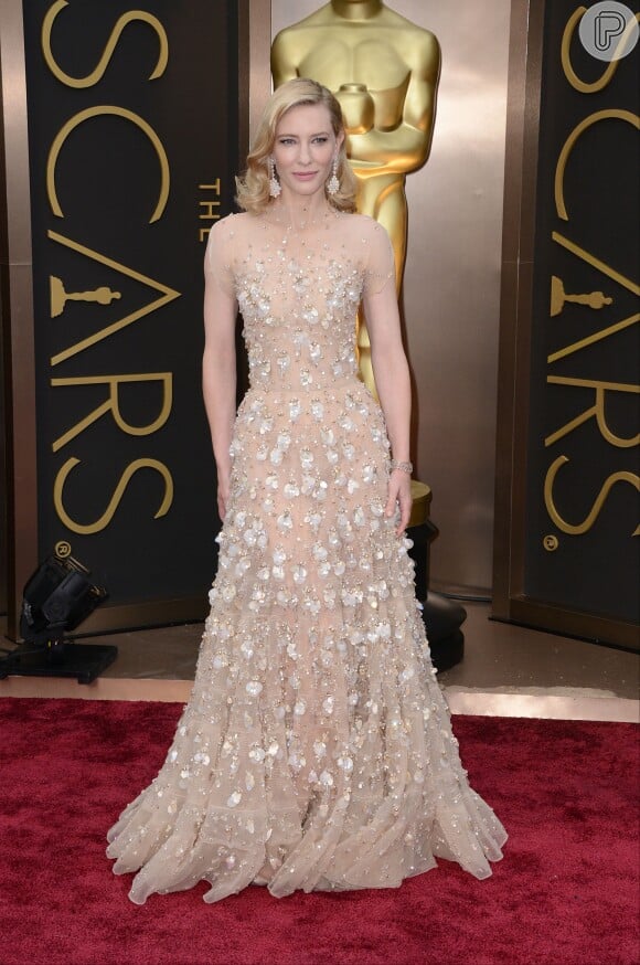 Cate Blanchett, eleita a Melhor Atriz pela Academia, usou um longo nude com pedrarias da Armani Privé 