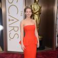  Jennifer Lawrence, uma das protagonistas de 'Trapaça', como já era esperado, usou um vestido vermelho com pupluns laterais da Christian Dior. A grife tem um contrato de exclusividade com a atriz  