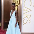  Lupita Nyong'o, vencedora do Oscar de Melhor Atriz Coadjuvante, foi muito elogiada ao usar um vestido azul Prada azul bebê feito exclusivamente para ela 
