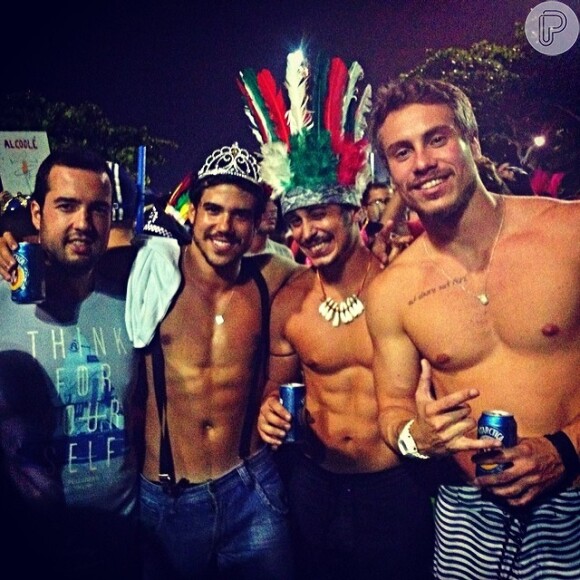 Bruna Marquezine curtiu noite de Carnaval no Rio com publicitário Raphael Sumar, de 27 anos (primeiro à direita na foto)