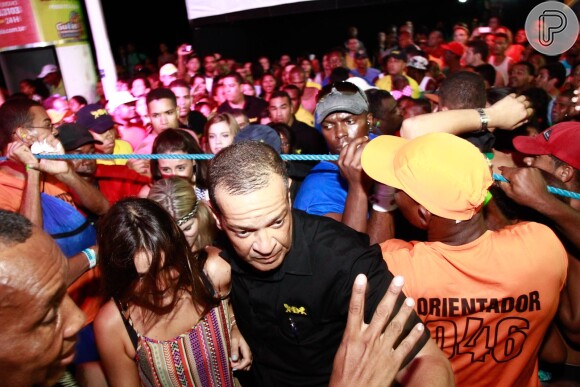 Bruna Marquezine se espreme na multidão para curtir trio de Ivete Sangalo em Salvador, Bahia
