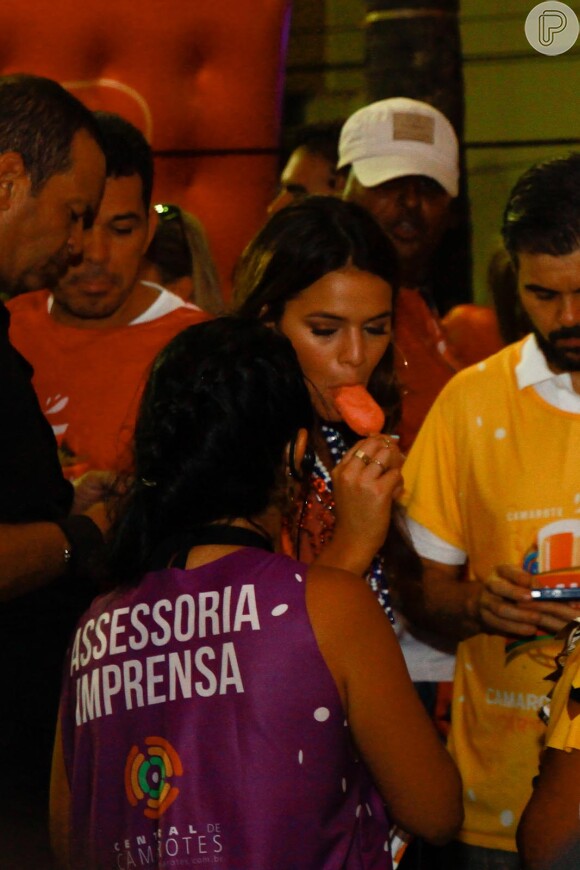 Bruna Marquezine saboreia picolé; atriz curte o trio elétrico de Ivete Sangalo em Salvador, Bahia