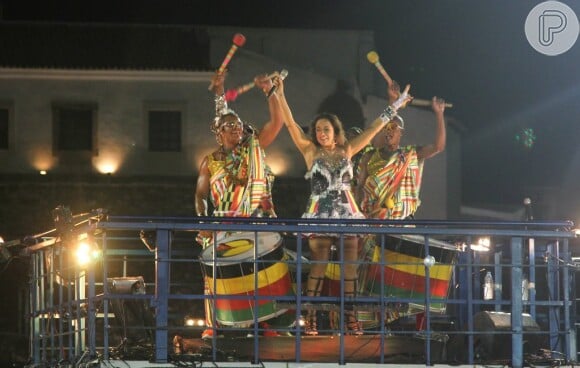 Daniela Mercury animou o público com três integrantes do grupo Olodum