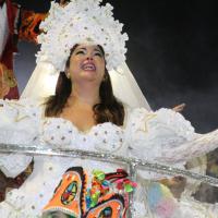 Fabiana Karla desfila de noiva com o marido e renova votos no Carnaval