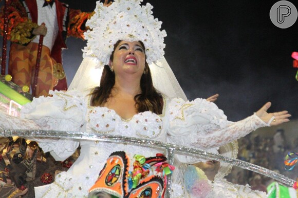 Fabiana Karla desfila vestida de noiva pernambucana pela Mocidade Independente de Padre Miguel, no Rio, em 3 de março de 2014