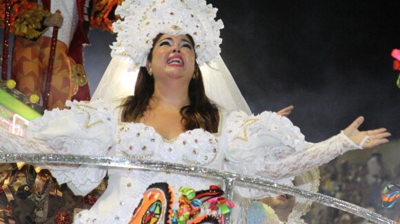 Fabiana Karla desfila de noiva com o marido e renova votos no Carnaval