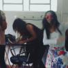 Tatá Werneck arranca risos de grupo de cabeleireiras ao dançar hit de Bruno Mars