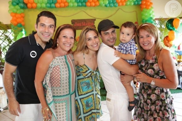 Wanessa posa para foto com a família