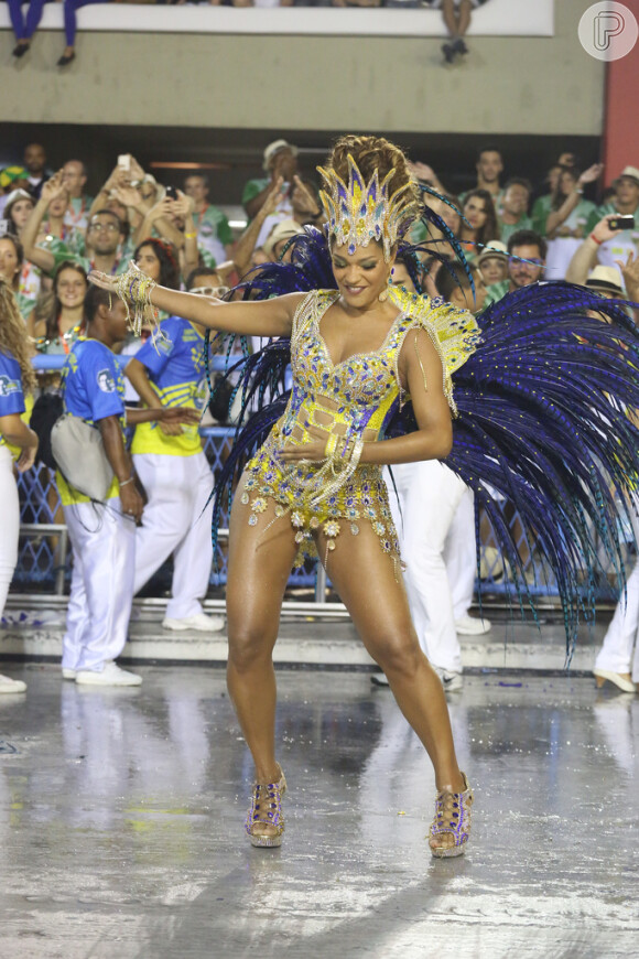 Juliana Alves desfilou como a rainha de bateria da escola do Borel