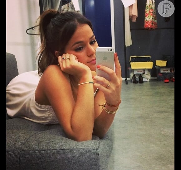 Bruna Marquezine faz selfie e posa paciente para gravar 'Em Família'