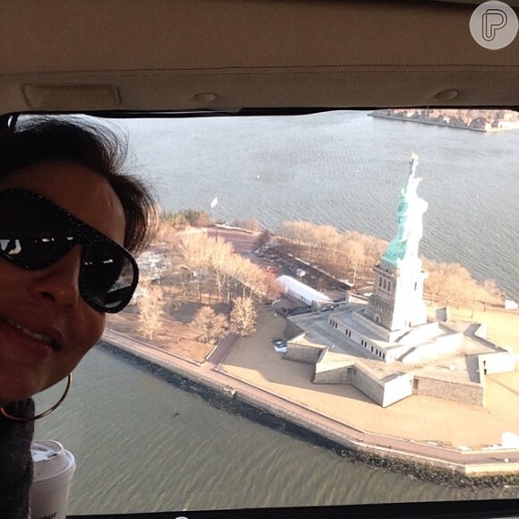 Ivete Sangalo viajou para Nova York após fazer shows no Carnaval de Salvador. A baiana vai se apresentar ao lado de Laura Pausini na gravação do DVD da cantora italiana