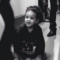 Blue Ivy, filha de Jay-Z e Beyoncé, é fotografada brincando e sorrindo