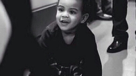 Blue Ivy, filha de Jay-Z e Beyoncé, é fotografada brincando e sorrindo