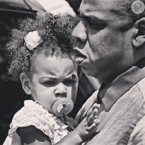 É muito raro Jay-Z publicar foto com a filha, Blue Ivy