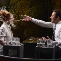 Lindsay Lohan leva copo d'água no rosto em programa de Jimmy Fallon:'Me diverti'