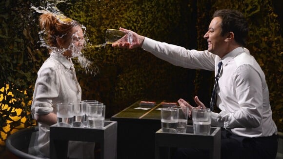 Lindsay Lohan leva copo d'água no rosto em programa de Jimmy Fallon:'Me diverti'