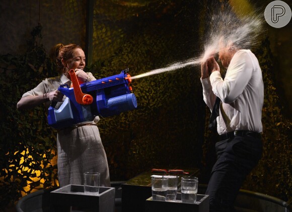 Lindsay Lohan joga água em Jimmy Fallon bom bazuca