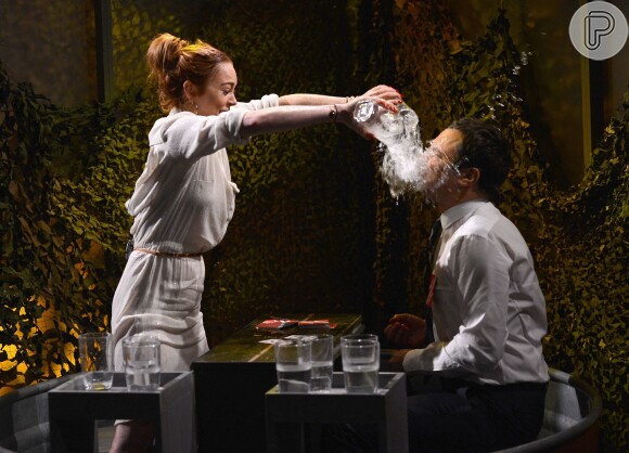 Lindsay Lohan faz guerra de água com Jimmy Fallon no programa 'The Tonight Show', em 6 de março de 2014
