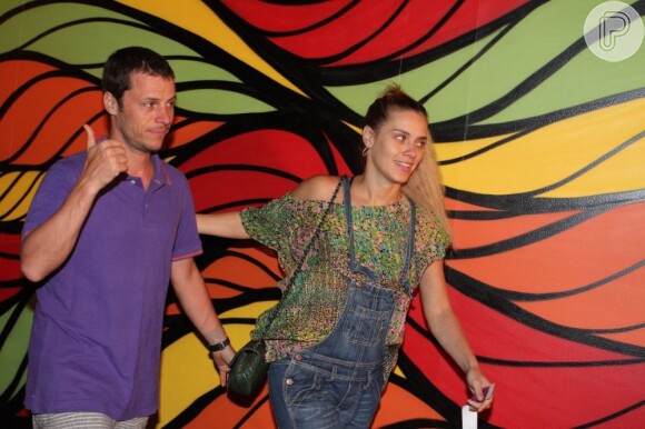 Carolina Dieckmann e Tiago Worcman assistiram ao show do Trio Preto+1, na Gávea, na zona sul do Rio