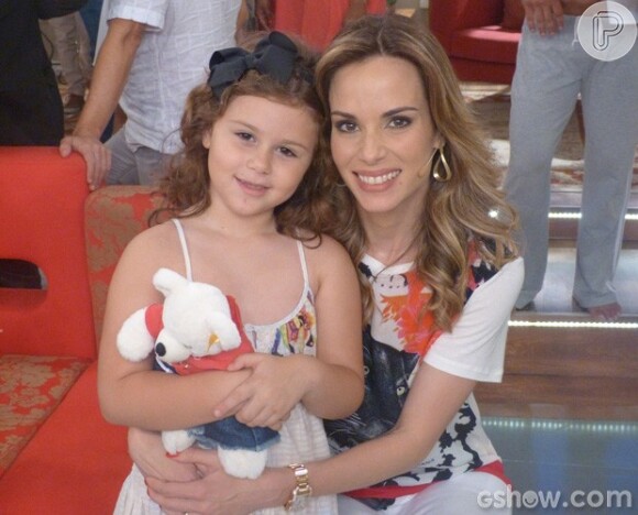 Ana Furtado recebe a filha, Isabella, de 6 anos, no 'Encontro com Fátima Bernardes' (7 de março de 2014)