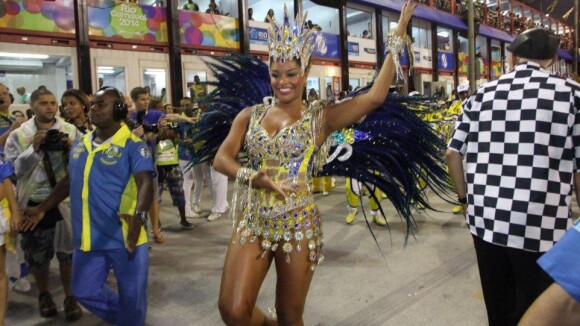 Juliana Alves atravessa a Avenida com a perna sangrando no Desfile das Campeãs