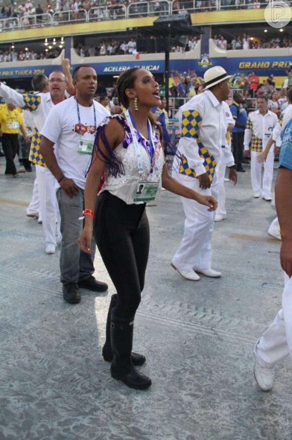 Taís Araújo não precisou de fantasia para sambar muito na Avenida durante o desfile da Unidos da Tijuca, campeã do Carnaval carioca