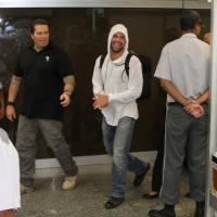 Ricky Martin desembarca em aeroporto no Rio e causa alvoroço entre fãs