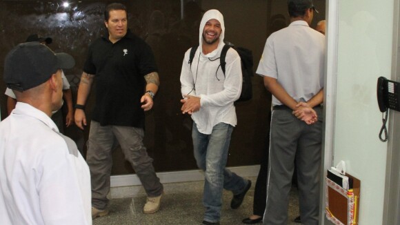 Ricky Martin desembarca em aeroporto no Rio e causa alvoroço entre fãs