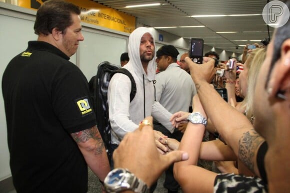 Ricky Martin desembarca no Rio de Janeiro e causa alvoroço entre fãs; cantor mandou beijo e posou simpático para fotos