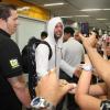 Ricky Martin cumprimenta fãs ao chegar no Rio de Janeiro
