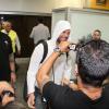 Ricky Martin posa para fotos de fãs ao desembarcar no Rio de Janeiro