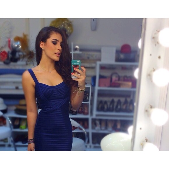 Lívian Aragão publicou uma foto com um vestido justíssimo e exibiu uma cinturinha fina. A atriz negou o uso de Photoshop, 10 de março de 2014