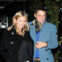 Kate Moss comemora aniversário em pub londrino com o marido, Jamie Hince