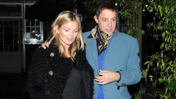 Kate Moss comemora aniversário em pub londrino com o marido, Jamie Hince