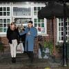 Kate Moss deixa o pub Red Lion & Sun acompanhada do marido, Jamie Hince