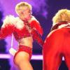 Miley Cyrus dá tapa no bumbum de sua dançarina na Bangerz Tour
