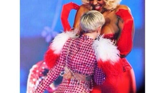Miley Cyrus sensualiza e coloca rosto no decote de sua dançarina na Bangerz Tour