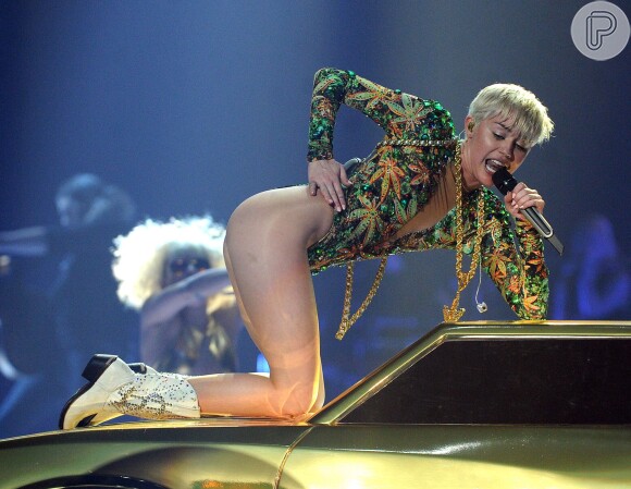 Miley Cyrus faz coreografia ousada em show da Bangerz Tour