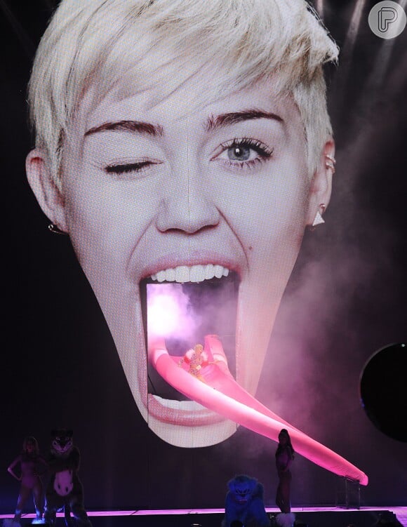 Miley Cyrus desde de sua própria língua na Bangerz Tour