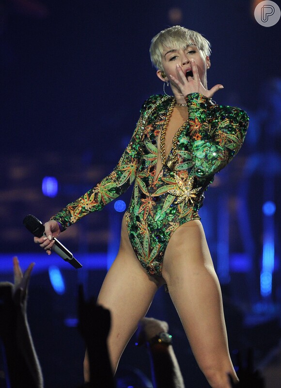 Miley Cyrus sensualiza em coreografia da Bangerz Tour