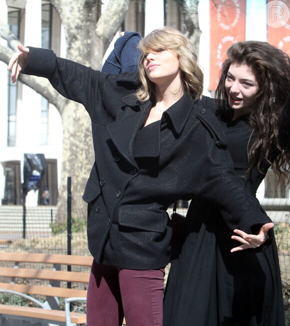 Lorde se irrita com o locutor após ele perguntar se ela era namorada da Taylor Swift, em 10 de março de 2014