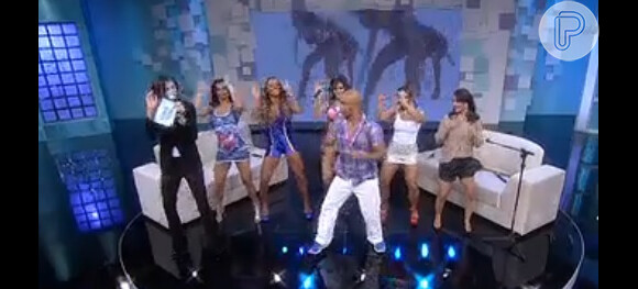 Luciana Gimenez faz dancinha do 'Lepo Lepo' no palco do 'Super Pop': 'Me sentindo', diz a apresentadora