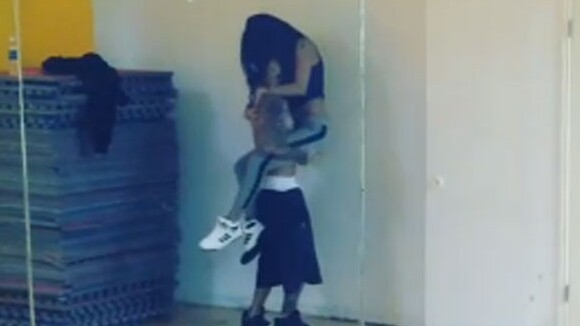 Justin Bieber dança sensualmente com Selena Gomez em vídeo