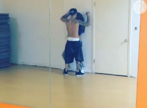 Justin Bieber prende seena Gomez na parede em coreografia