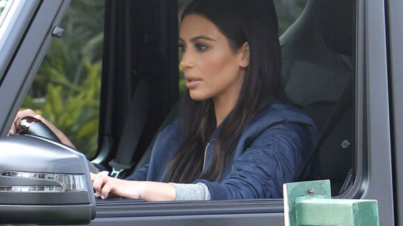 Sozinha, Kim Kardashian bate de carro, mas não tem ferimentos