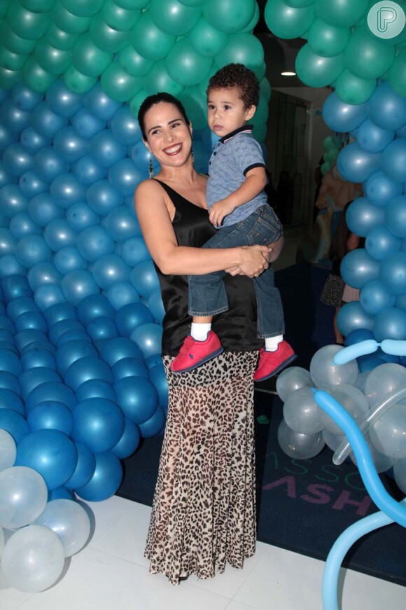 Wanessa, grávida de seis meses, levou o filho, José Marcus, para curtir a festa de aniversário de 4 anos das filhas de Luciano Camargo, Helena e Isabella